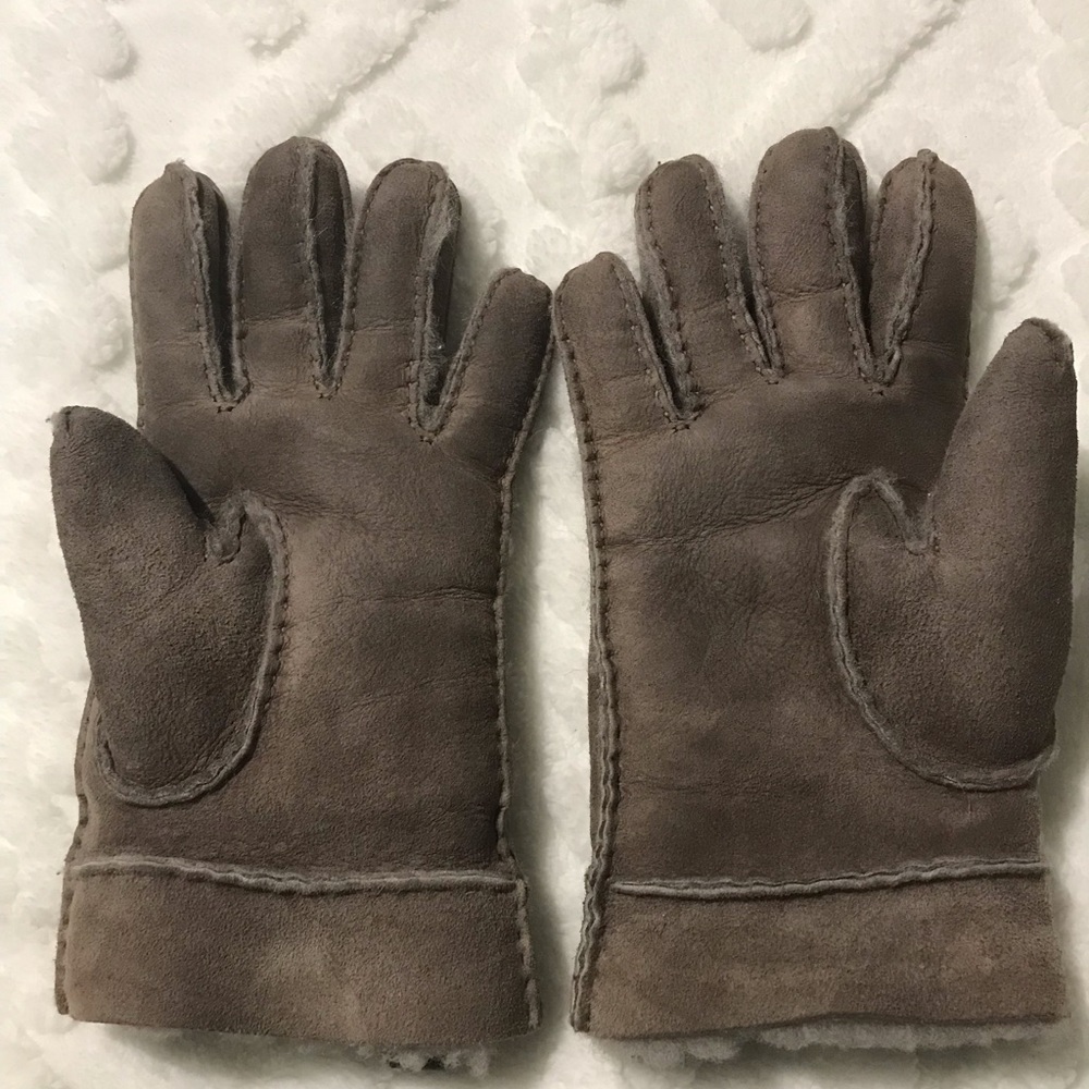 UGG Shearling-Trim Gray Leather Gloves - Picture 2 of 10